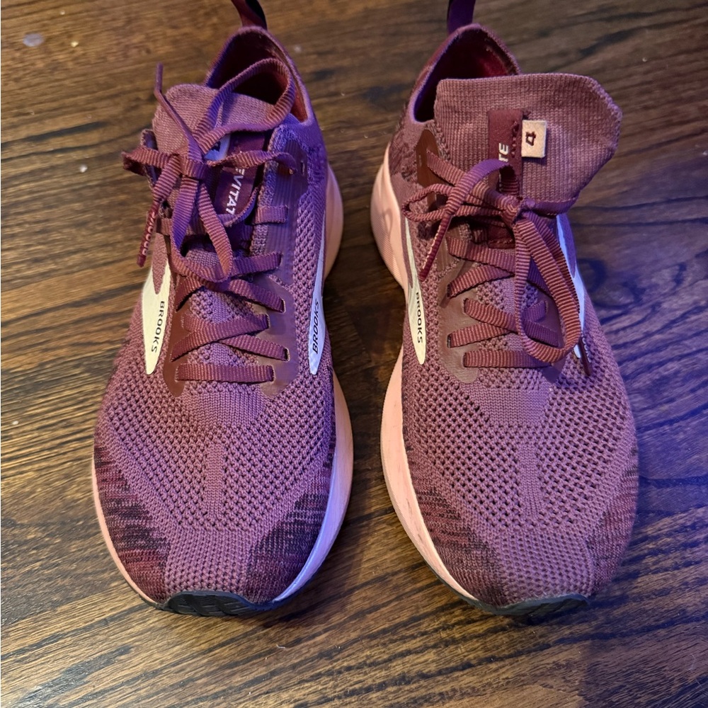 Brooks Womens Levitate 4 Pink Rose Gold Running Shoes Size 8 B